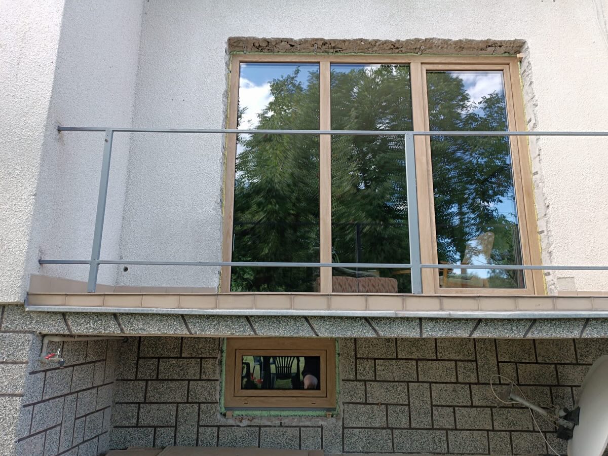 Drevenodekorové okno na balkóne rodinného domu